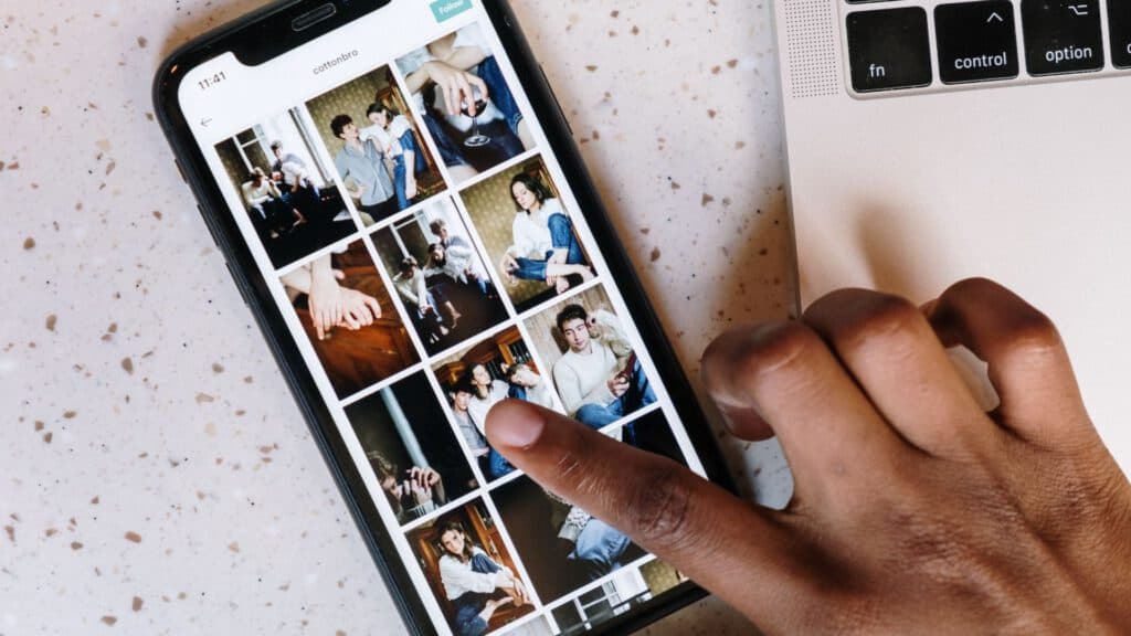 En som scroller på telefonen og nettverker på Linkedin