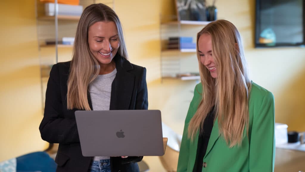 To kollegaer som diskuterer søkeordsannonser