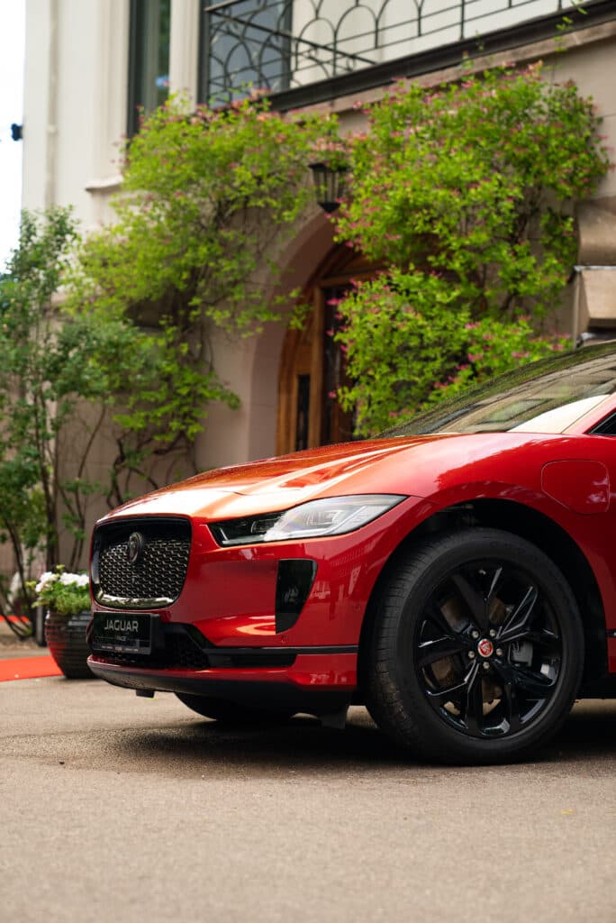 Bilde av en rød Jaguar tatt fra siden