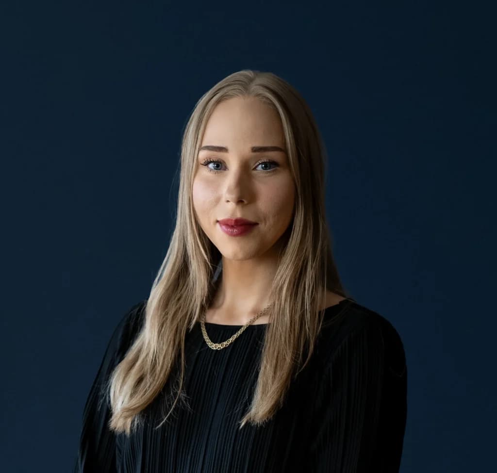 Fotografi av vår nyansatt, Sylvia. Hun er vår nye ansvarlige for SEO, AI artikler samt annonsør.