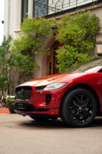 Bilde av en rød Jaguar tatt fra siden