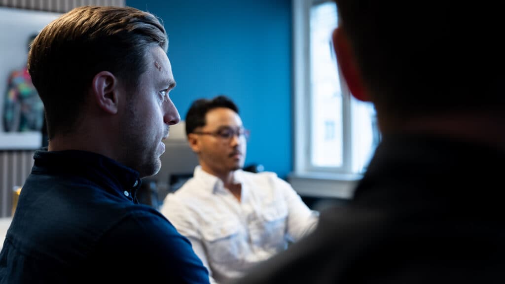 Kollegaer i Mediabooster som diskuterer og prater sammen