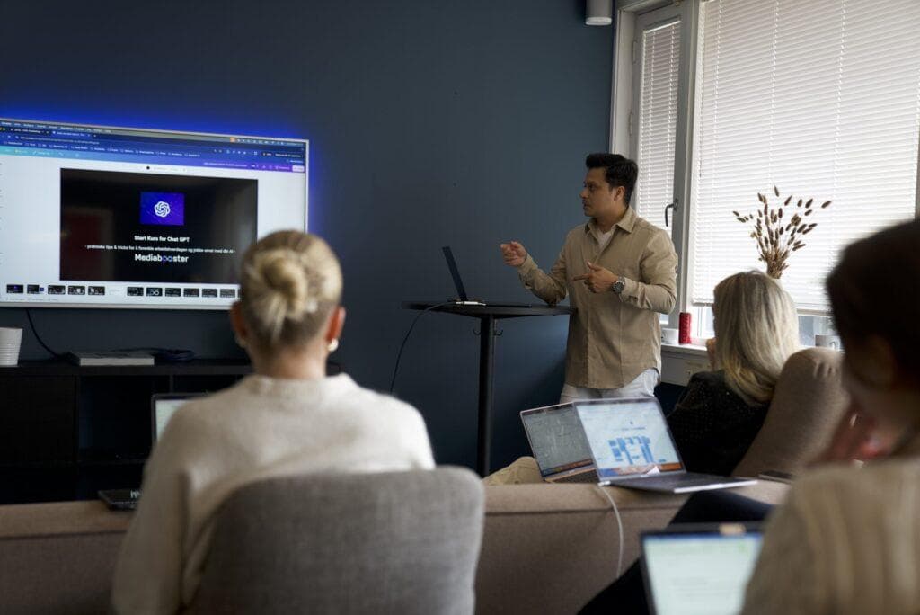 A photograph of our colleague and Managing Director of Mediabooster Norway, Hector Monteroza. In the photo, Hector is running a workshop for businesses on how to make effective use of ChatGPT in their day-to-day work, tailored to their specific industry.