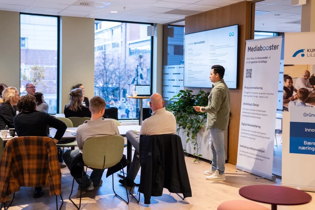Photograph of Hector Monteroza, Managing Director at MediaBooster Norway. In the image, Hector is leading an AI workshop, teaching businesses how to use ChatGPT effectively in their daily operations and adapt AI solutions to their specific industry and business needs.