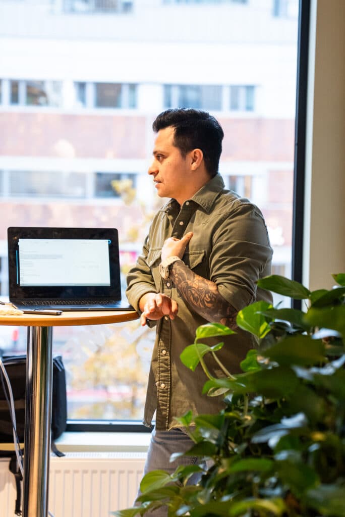 A photograph of our colleague and Managing Director of Mediabooster Norway, Hector Monteroza. In the photo, Hector is running an AI course on how other companies can use ChatGPT in their day-to-day operations, tailored to their specific industry.