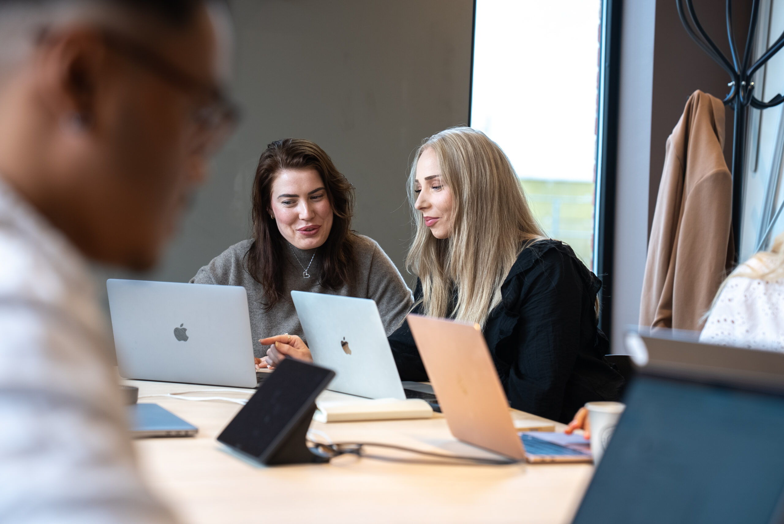 Fotografi av Sandra og Sylvia, vår to kolleger ansvarlige for SEO og markedsføring hos oss i Mediabooster. Din parter og digital markedsføring firma.