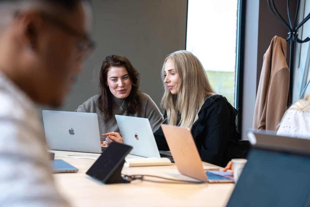 A photograph of Sandra and Sylvia, our two colleagues responsible for SEO and marketing here at Mediabooster. Your partner and digital marketing agency.