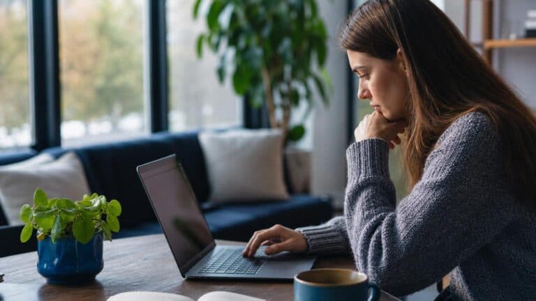 Person jobber med SEO-strategi på laptop hjemme for å øke organisk trafikk uten annonser gjennom innhold og analyse
