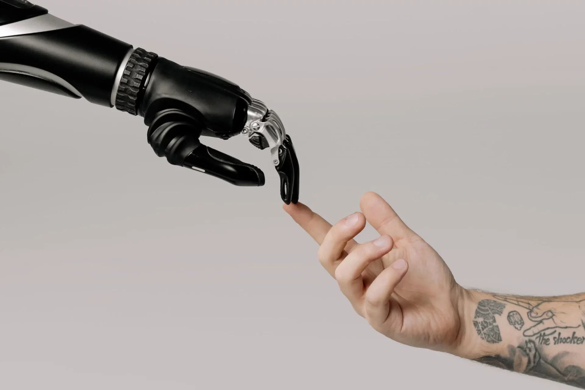 Menneskehånd møter robot hånd